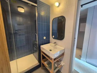 Salle de bains dans l'établissement Duplex rénové skis aux pieds, 3 pièces, balcon à Tignes - FR-1-502-518