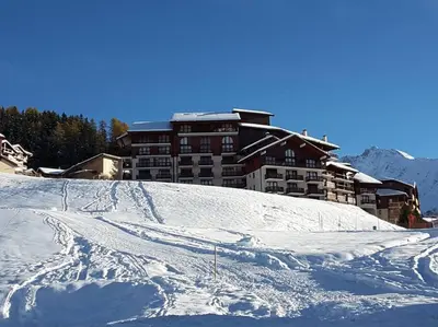 L'établissement Paradiski bordure de piste vallandry en hiver