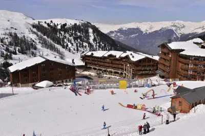 L'établissement Résidence Licorne - Appartement tout confort divisible · Accès direct aux pistes · Balcon MAE-6541 en hiver