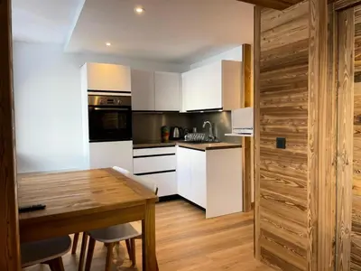 Cuisine ou kitchenette dans l'établissement Résidence Rond Point Des Pistes A - Appartement 2 pèces rénové, pieds des pistes MAE-2861