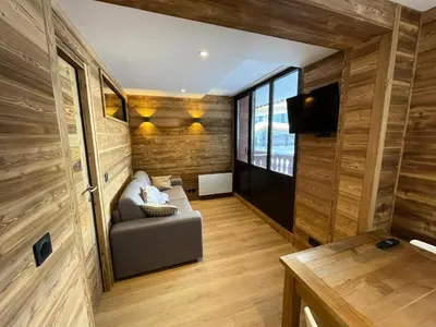 Télévision ou salle de divertissement dans l'établissement Résidence Rond Point Des Pistes A - Appartement 2 pèces rénové, pieds des pistes MAE-2861
