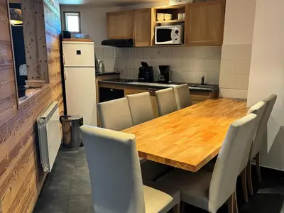 Cuisine ou kitchenette dans l'établissement Résidence Le Centaure - Beau 4 pièces chaleureux · Ski aux pieds · Exposition sud ouest MAE-0591