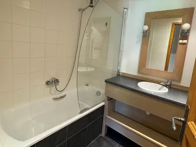 Salle de bains dans l'établissement Appartement 6 pers. ski aux pieds - Animaux admis - FR-1-181-2808