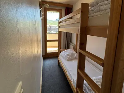 Un ou plusieurs lits dans un hébergement de l'établissement Appartement cosy au pied des pistes, animaux admis - FR-1-181-2820