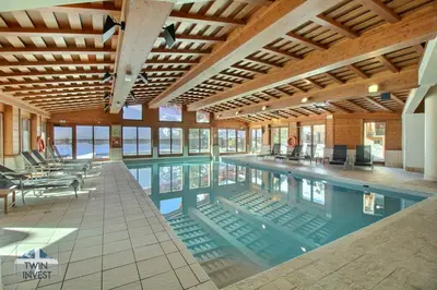 Piscine de l'établissement ARC 1950 Appartement 2 chambres cabine 8 personnes ou située à proximité