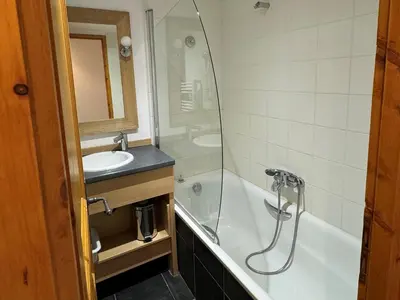 Salle de bains dans l'établissement Confortable 3 Pièces au Pied des Pistes - Piscine, WiFi et Animaux Admis - FR-1-181-2817
