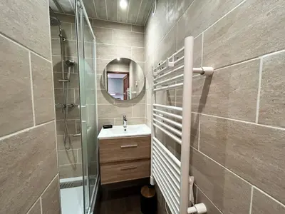 Salle de bains dans l'établissement Résidence Hameau Du Borsat 1& 2 - Studio cabine rénové·Pied des Pistes·Balcon MAE-6981