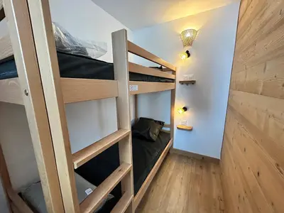 Un ou plusieurs lits superposés dans un hébergement de l'établissement Studio cabine rénové 4 pers, pied des pistes, balcon sud - FR-1-502-579