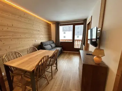 Télévision ou salle de divertissement dans l'établissement Studio cabine rénové au pied des pistes avec balcon à Tignes - FR-1-502-577