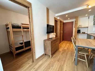 Cuisine ou kitchenette dans l'établissement Studio cabine rénové 4 pers au pied des pistes avec balcon - Tignes Val Claret - FR-1-502-578