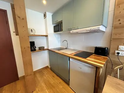 Cuisine ou kitchenette dans l'établissement Studio cabine rénové 4 pers au pied des pistes avec balcon - Tignes Val Claret - FR-1-502-578