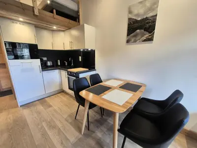 Cuisine ou kitchenette dans l'établissement Résidence Curling B Tour - Studio rénové · Pieds des pistes · Balcon MAE-8151