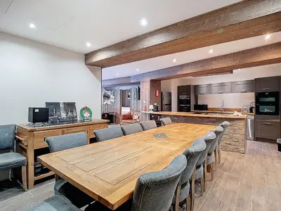 Cuisine ou kitchenette dans l'établissement Appartement Rénové Centre Val d'Isère - 6 Pièces, 10 Pers, Parking - FR-1-518-160