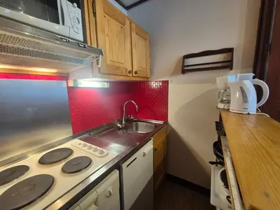 Cuisine ou kitchenette dans l'établissement Studio lumineux proche pistes et commerces avec balcon - FR-1-502-587