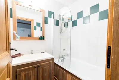 Salle de bains dans l'établissement Résidence Le Clos Vanoise - 2 Pièces pour 6 Personnes MAE-4411