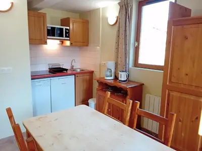 Cuisine ou kitchenette dans l'établissement Terrasses D 306 PARC NAT VANOISE appart 6 pers