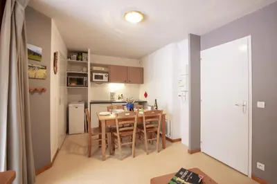 Cuisine ou kitchenette dans l'établissement Balcons C 001 PARC NAT VANOISE appart 5 pers