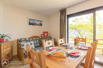 Coin salon dans l'établissement Les Chalets De La Pyramide - CH1 - LES CHALETS DE LA PYRAMIDE MAE-0853