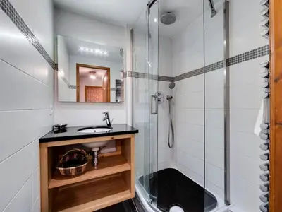 Salle de bains dans l'établissement Résidence Rond Point Des Pistes - Appartement confortable Ski aux pieds Balcon MAE-3293