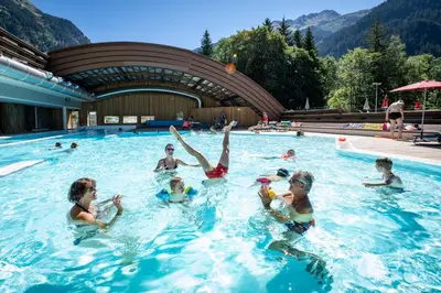 Piscine de l'établissement Blanchets, Terrasse et confort 4 étoiles ou située à proximité