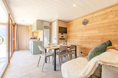 Cuisine ou kitchenette dans l'établissement Résidence Camping La Buidonniere - Chalet confortable et lumineux en pleine nature MAE-1043
