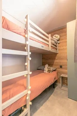 Un ou plusieurs lits dans un hébergement de l'établissement Résidence Camping La Buidonniere - Chalet confortable et lumineux en pleine nature MAE-1043