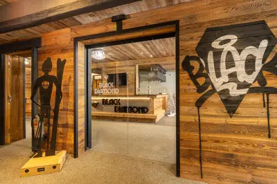 Certificat, récompense, panneau ou autre document affiché dans l'établissement Black Diamond - Chalet Bansky
