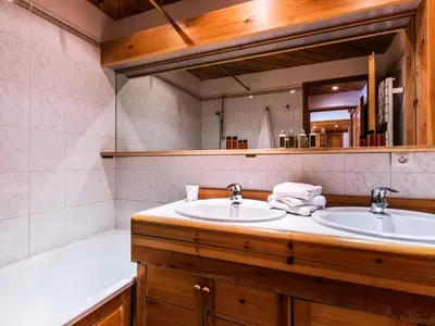 Salle de bains dans l'établissement Résidence Val D'isere Village - Appartement confortable Ski aux pieds Parking couvert MAE-2843