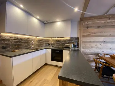 Cuisine ou kitchenette dans l'établissement Premium 5 étoiles Appartement Arc 1950 Ski aux pieds piscine sauna fitness