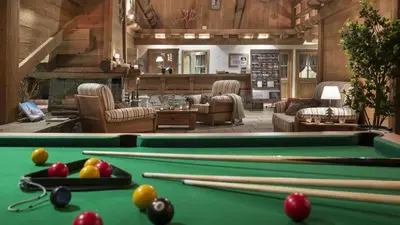 Billard dans l'établissement Pralioud – Confort moderne, spa & piscine