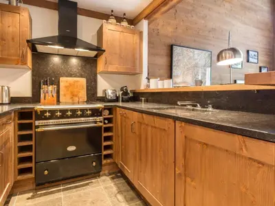 Cuisine ou kitchenette dans l'établissement Appartement calme au centre, 4 pers, balcon, parking, Val d'Isère - FR-1-862-52