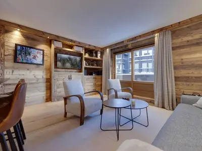 Télévision ou salle de divertissement dans l'établissement Charmant appartement rénové, 4 pers, centre Val d'Isère, au pied des pistes - FR-1-862-48