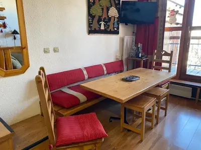 Télévision ou salle de divertissement dans l'établissement Charmant duplex pour 6 à Arc 1800, proche pistes, avec balcons sud/nord - FR-1-411-179
