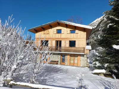 Vue générale sur la montagne ou vue sur la montagne depuis le chalet