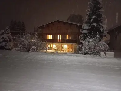 L'établissement Chalet ensoleillé avec balcon et poêle à bois - FR-1-464-163 en hiver