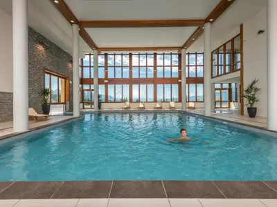 Piscine de l'établissement Appartement moderne 4 pièces avec piscine, spa, parking et accès direct aux pistes - FR-1-352-65 ou située à proximité