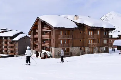 L'établissement Résidence Aigue-marine - Studio tout confort · Skis aux pieds · Balcon · Vue vallée MAE-3614 en hiver