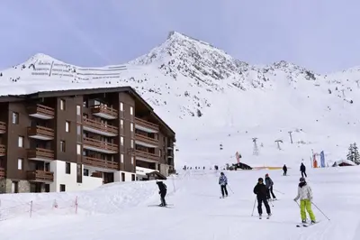 L'établissement Résidence Aigue-marine - Studio fonctionnel · Skis aux pieds · Balcon MAE-3786 en hiver