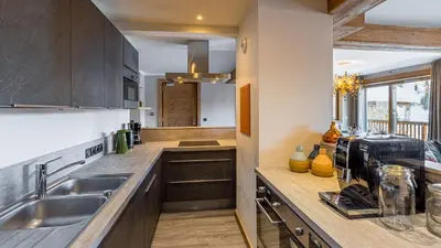 Cuisine ou kitchenette dans l'établissement Chalet Hugo by Les Etincelles