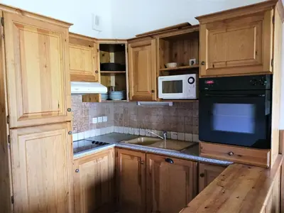 Cuisine ou kitchenette dans l'établissement Spacieux appartement montagne, 8 pers, piscine & parking - FR-1-411-700