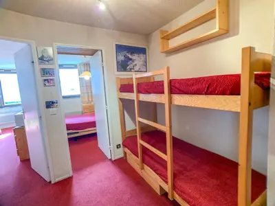 Un ou plusieurs lits dans un hébergement de l'établissement Appartement 2 pièces confortable avec balcon au pied des pistes - FR-1-502-288