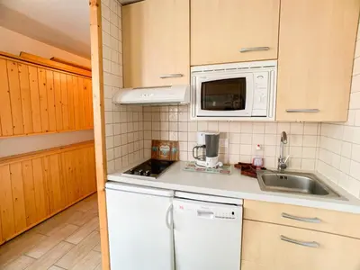 Cuisine ou kitchenette dans l'établissement Studio rénové proche pistes et commerces avec balcon, animaux admis - FR-1-502-311