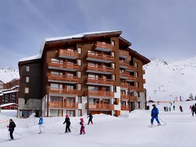 L'établissement Appartement cosy avec accès pistes, casier à skis et parking souterrain - FR-1-181-2036 en hiver