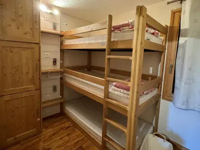 Un ou plusieurs lits dans un hébergement de l'établissement Appartement rénové, proche station, balcon, animaux admis - FR-1-181-2062