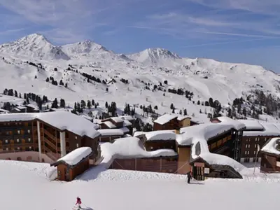 L'établissement Appartement rénové au pied des pistes avec balcon et casier à skis - FR-1-181-2064 en hiver