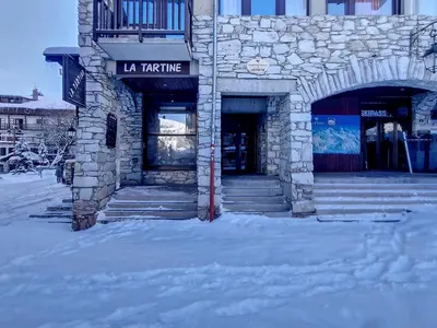 Façade ou entrée de l'établissement Appartement duplex au centre, ski aux pieds, rénové et spacieux - FR-1-518-95