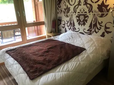 Un ou plusieurs lits dans un hébergement de l'établissement Appartement de standing avec balcon, skis aux pieds - FR-1-346-318