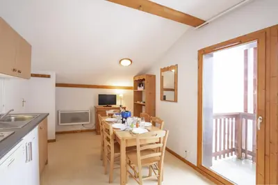 Cuisine ou kitchenette dans l'établissement Balcons H 024 - PARC NAT VANOISE appart 6 pers