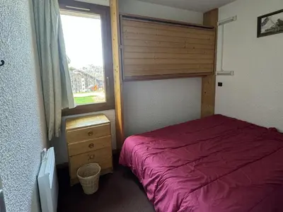 Un ou plusieurs lits dans un hébergement de l'établissement Appartement 5 pers. au pied des pistes avec terrasse, animaux admis - FR-1-181-2261