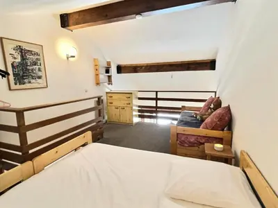 Un ou plusieurs lits dans un hébergement de l'établissement Résidence Le Chantelouve - Studio cabine avec mezzanine pour 5 personnes à Val d'Isère à 300m du centre du village et 450m des pistes MAE-1805